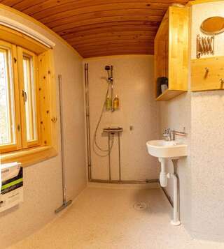Дома для отпуска SUMMER - The White Blue Wilderness Lodge Инари Вилла с видом на сад-60